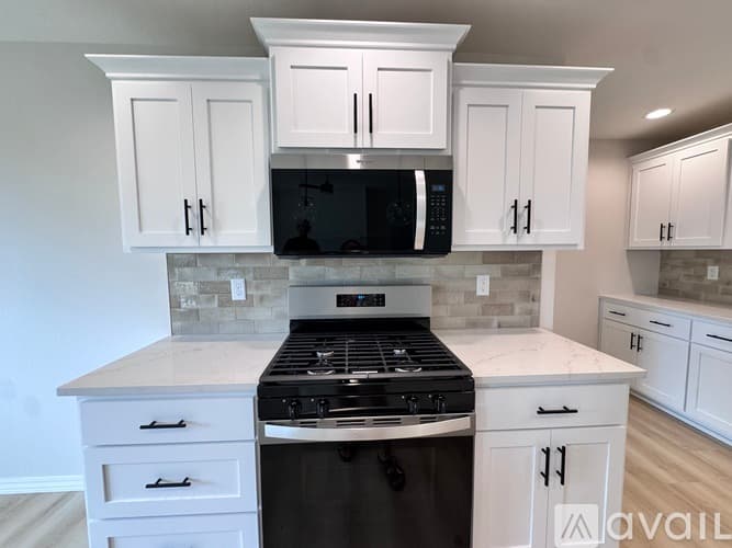 Nixa House: 648 W Brk Holw Rd