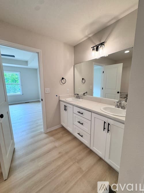 Nixa House: 648 W Brk Holw Rd