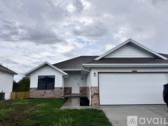 Nixa House: 648 W Brk Holw Rd