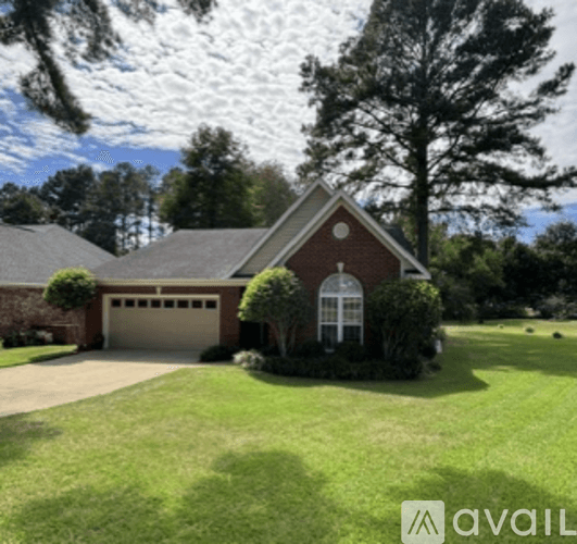 Dothan House: 147 Muirfield Ln