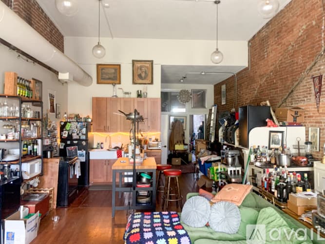 Northampton Apartment: 98 Main St