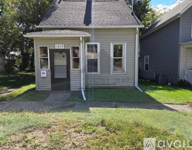 Davenport House: 1217 W 8th St