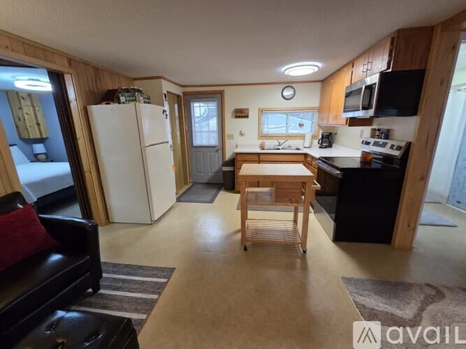 Somerset House: 2182 Island Dr