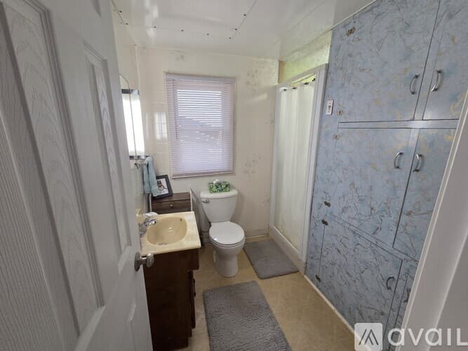 Somerset House: 2182 Island Dr