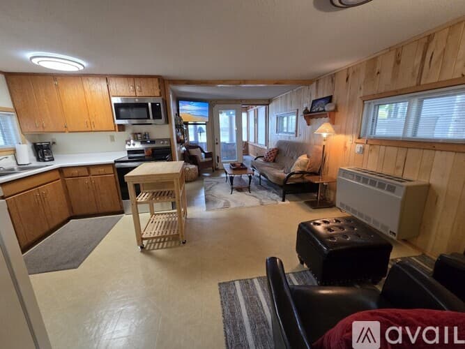 Somerset House: 2182 Island Dr