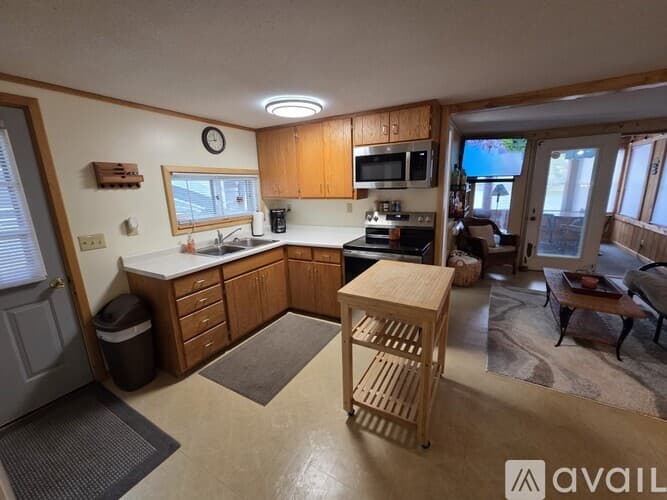 Somerset House: 2182 Island Dr