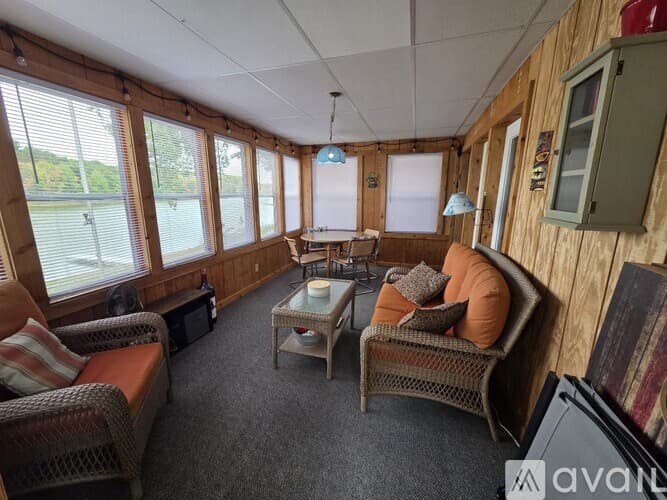 Somerset House: 2182 Island Dr