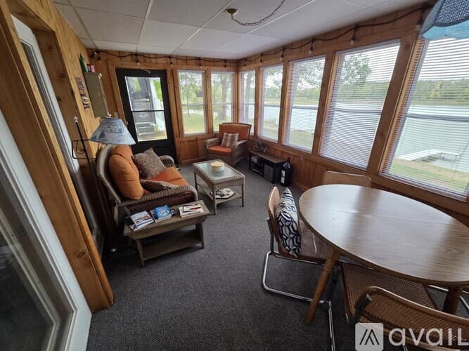 Somerset House: 2182 Island Dr