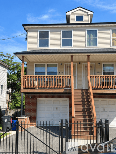 Newark House: 836 Hunterdon Street