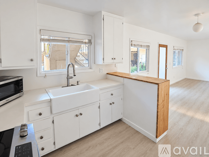 Topanga Apartment: 1391 Old Topanga Canyon Rd