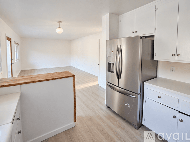 Topanga Apartment: 1391 Old Topanga Canyon Rd