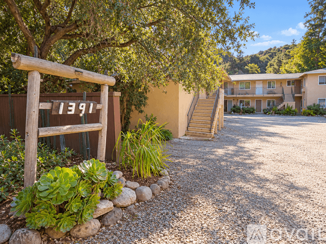 Topanga Apartment: 1391 Old Topanga Canyon Rd