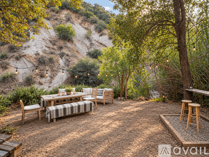Topanga Apartment: 1391 Old Topanga Canyon Rd