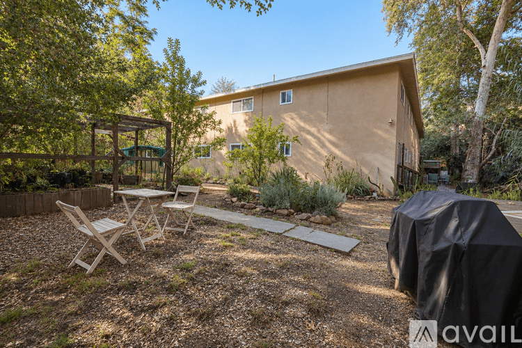Topanga Apartment: 1391 Old Topanga Canyon Rd