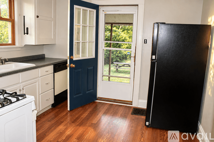 New Castle House: 108 W Lincoln Ave