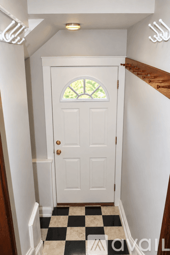 New Castle House: 108 W Lincoln Ave