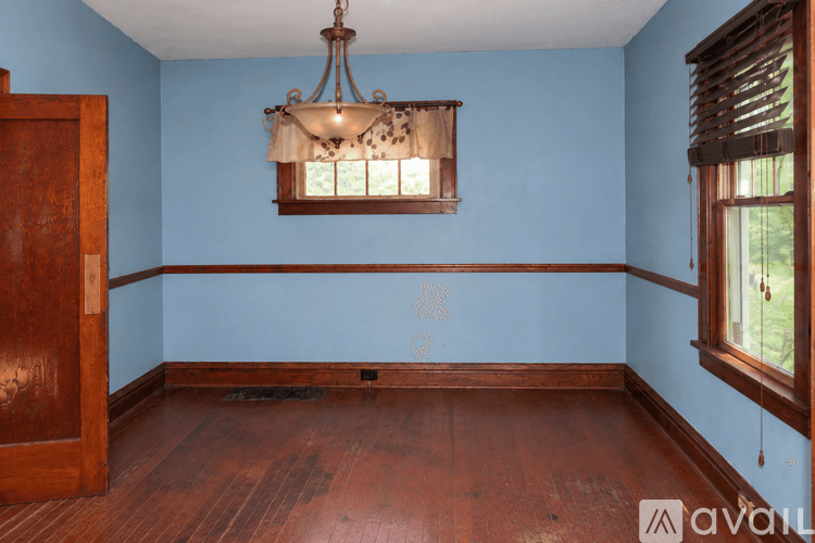 New Castle House: 108 W Lincoln Ave