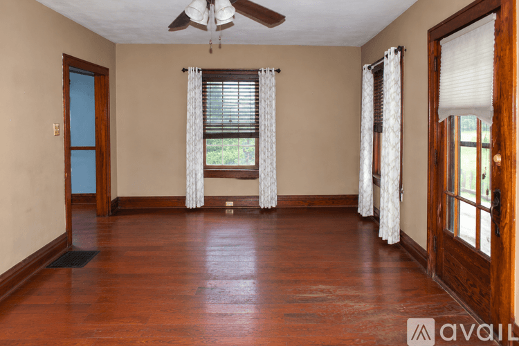 New Castle House: 108 W Lincoln Ave
