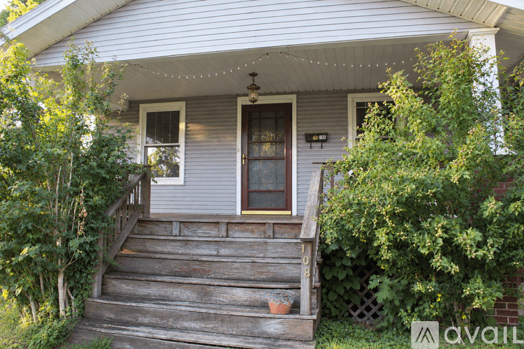 New Castle House: 108 W Lincoln Ave