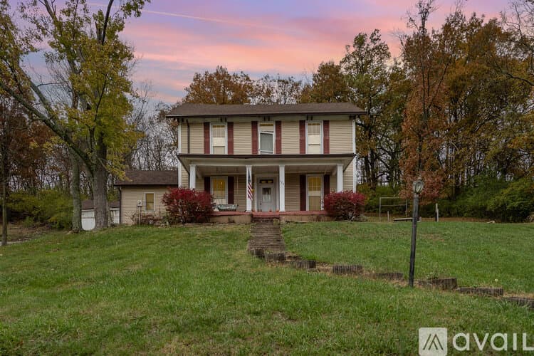 Aurora Apartment: 428 Sunnyside Avenue