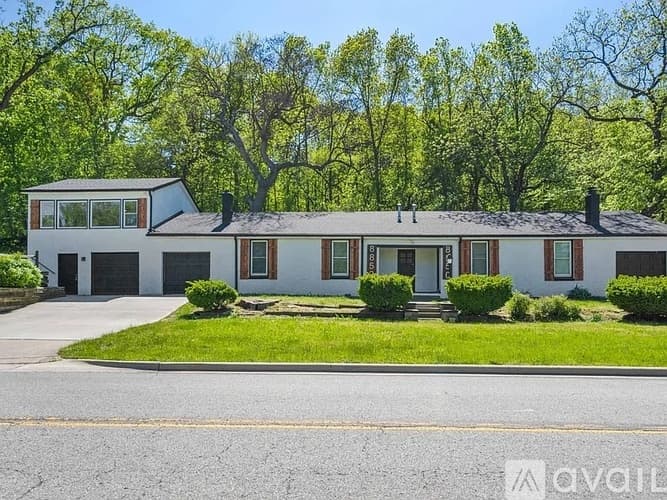Lenexa House: 8852 Woodland Road