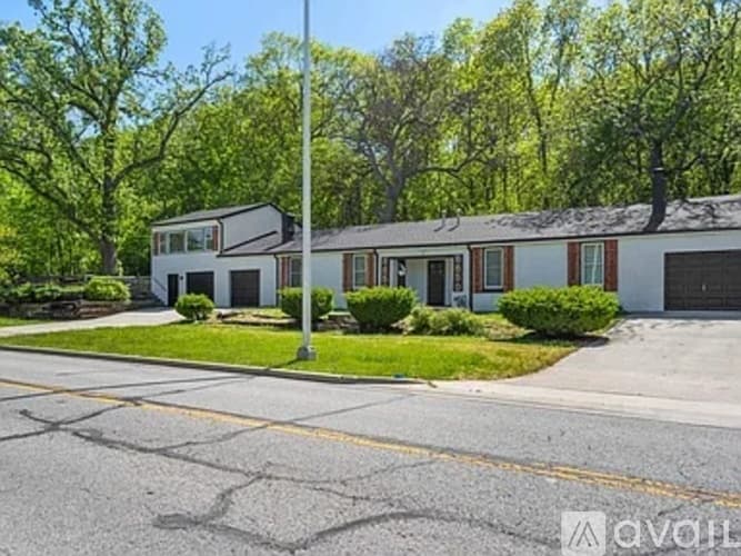 Lenexa House: 8852 Woodland Road