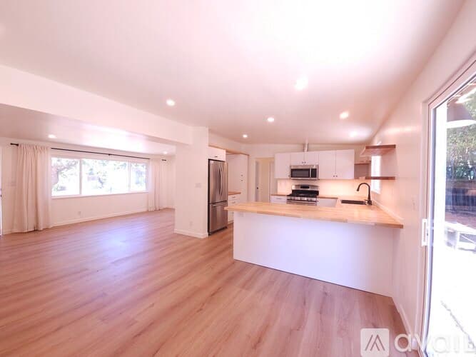 Santa Barbara House: 570 Apple Grove Lane