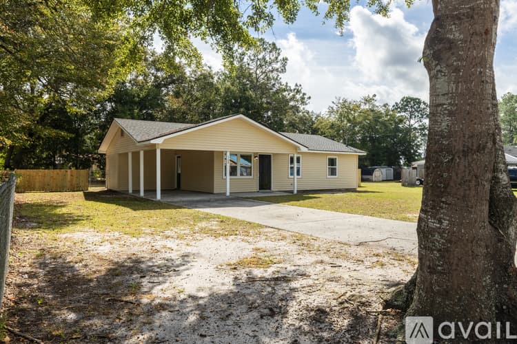 Hinesville House: 1108 Mary Ann Dr