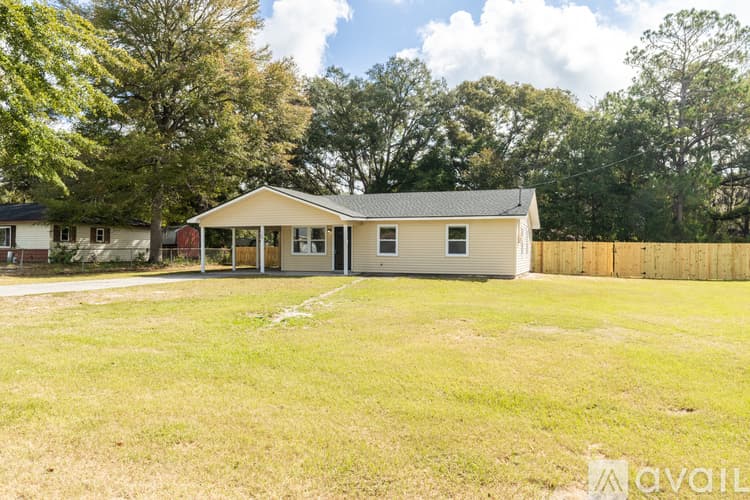 Hinesville House: 1108 Mary Ann Dr