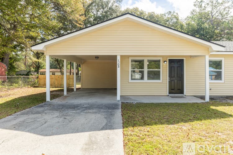 Hinesville House: 1108 Mary Ann Dr