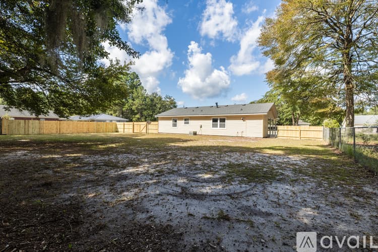 Hinesville House: 1108 Mary Ann Dr