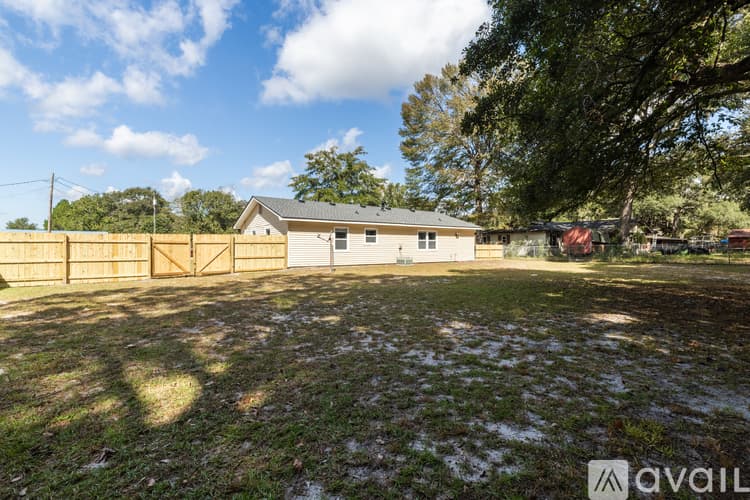 Hinesville House: 1108 Mary Ann Dr