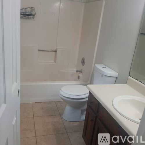 Newnan House: 120 Nectarine Drive
