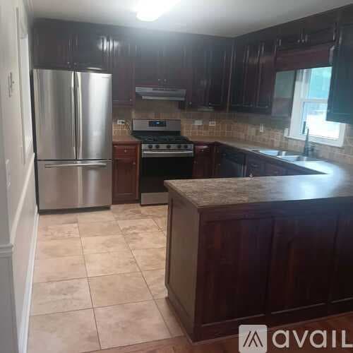 Newnan House: 120 Nectarine Drive