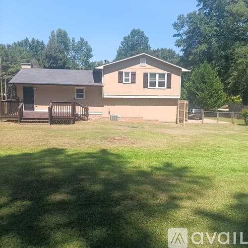 Newnan House: 120 Nectarine Drive