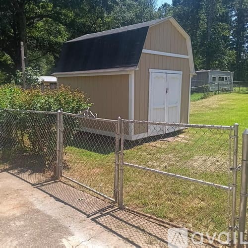 Newnan House: 120 Nectarine Drive