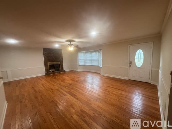 Newnan House: 120 Nectarine Drive
