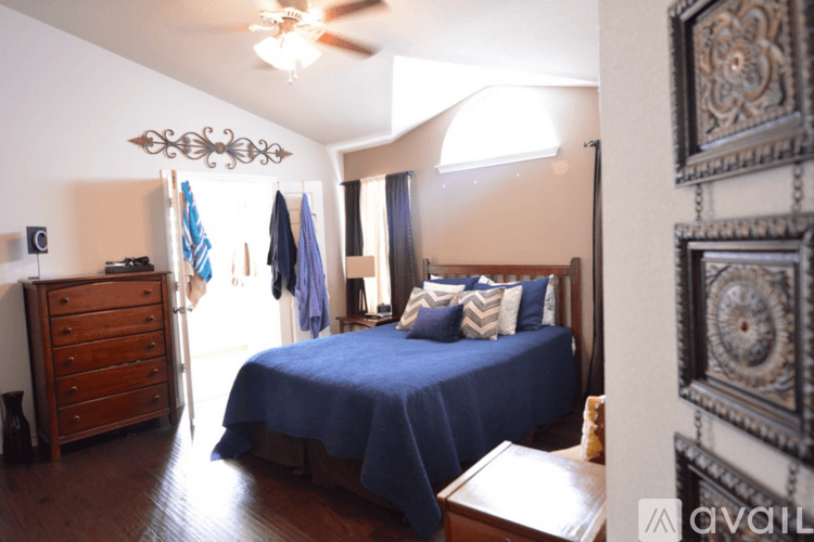 Temple House: 719 Devin Dr