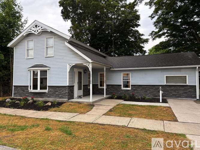 Waterford House: 20 W 5th St