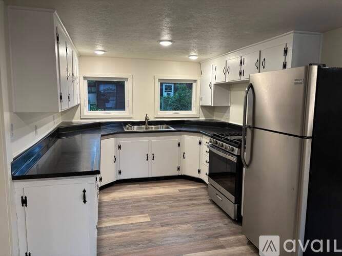 Waterford House: 20 W 5th St