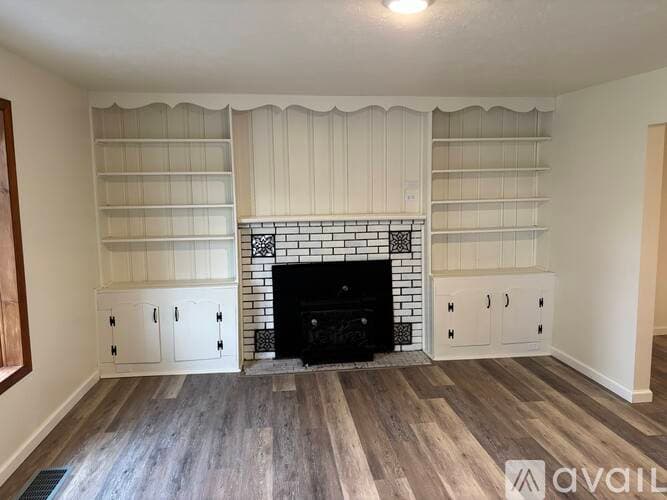 Waterford House: 20 W 5th St