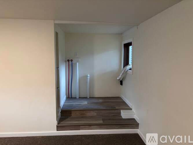Waterford House: 20 W 5th St