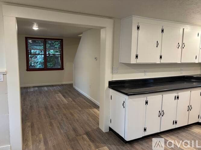 Waterford House: 20 W 5th St