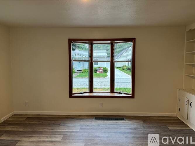 Waterford House: 20 W 5th St