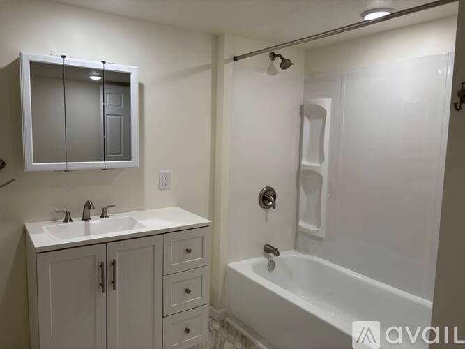 Waterford House: 20 W 5th St