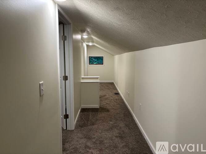 Waterford House: 20 W 5th St