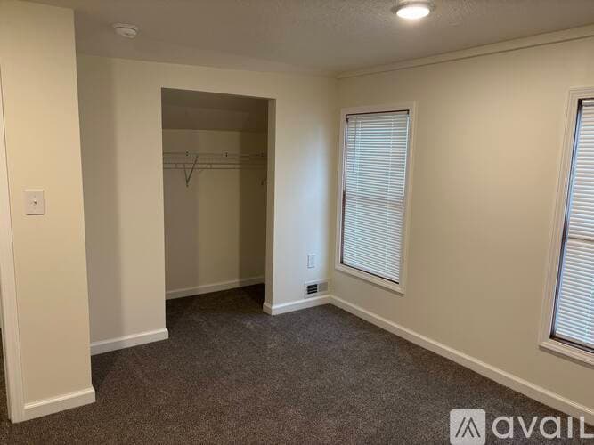Waterford House: 20 W 5th St