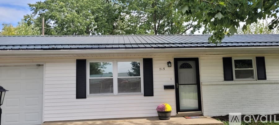 Bloomington House: 715 South Hickory Drive