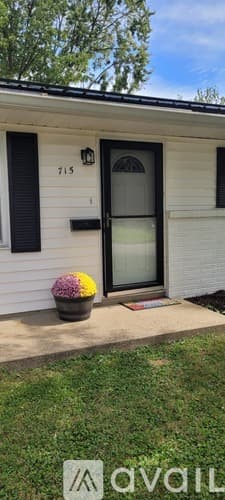 Bloomington House: 715 South Hickory Drive