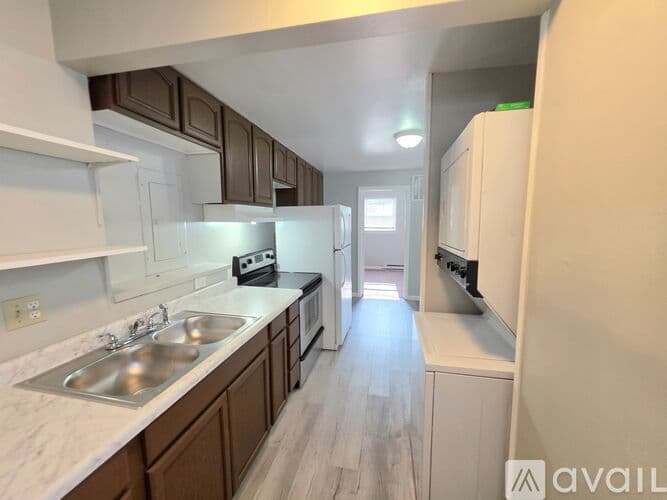 Carbondale Apartment: 319 E College St